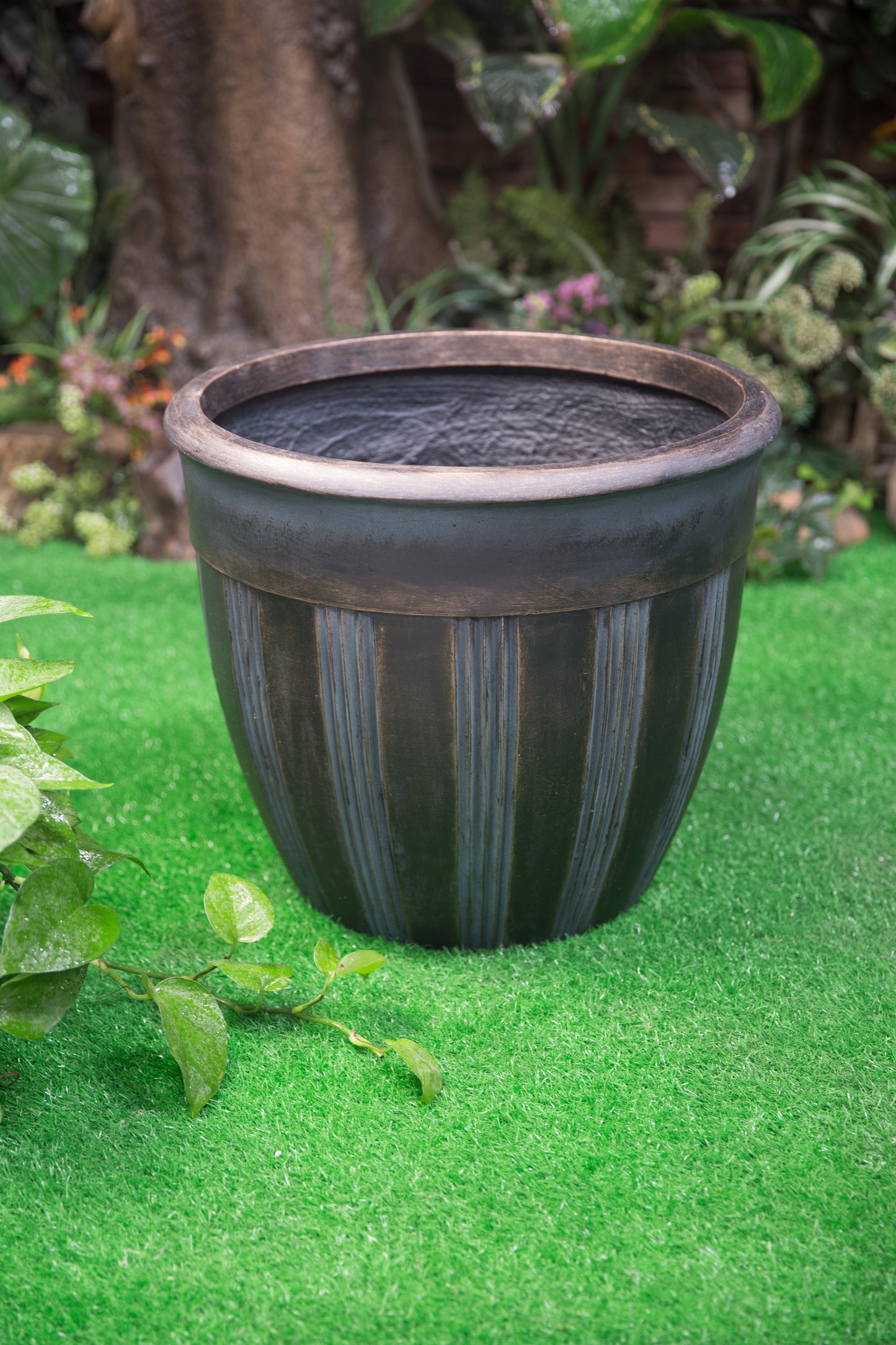 Retro-style flower pot